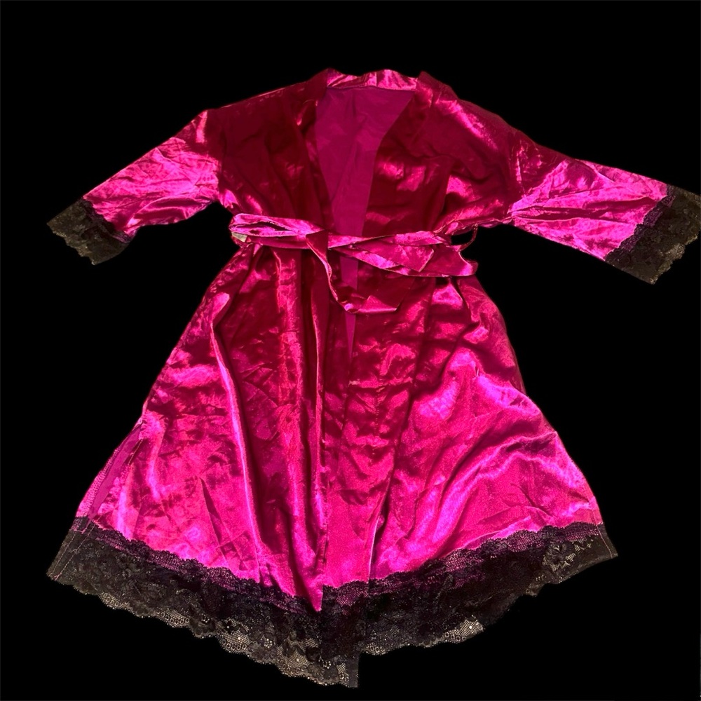 Pink satin robe 😍